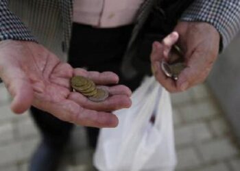 INSTAT: Zbutet varfëria në vend, ndikuan bonuset e pensionistëve dhe ndihma për të varfërit