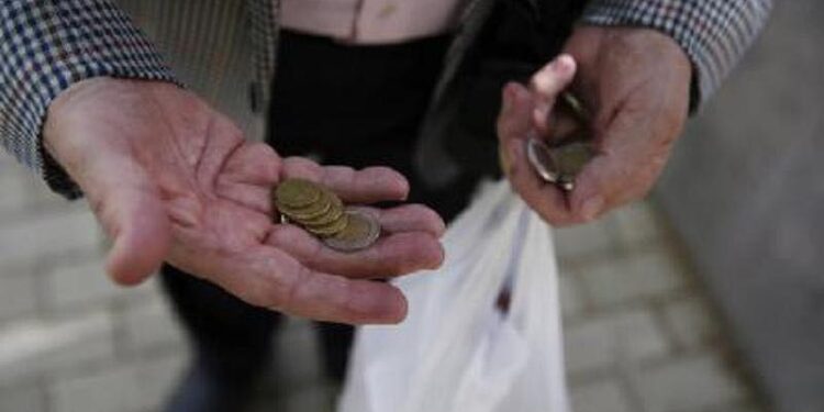 INSTAT: Zbutet varfëria në vend, ndikuan bonuset e pensionistëve dhe ndihma për të varfërit