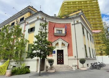 Bashkitë mbeten peng i ciklit të ndërtimit, rënia e lejeve godet të ardhurat e 9-mujorit