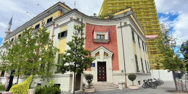 Bashkitë mbeten peng i ciklit të ndërtimit, rënia e lejeve godet të ardhurat e 9-mujorit