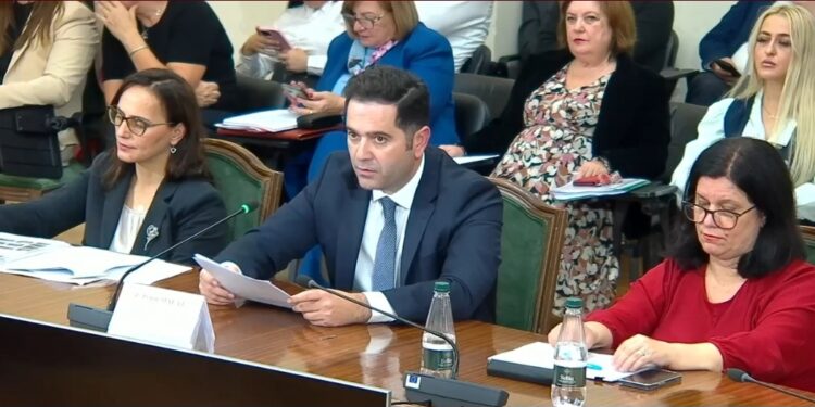 Detajet e buxhetit 2026/ Ministri i Financave shpjegon si dhe sa do të rriten pensionet