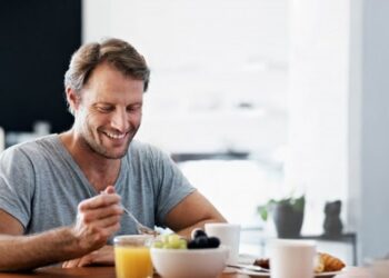 Kur është koha e duhur për të ngrënë mëngjes