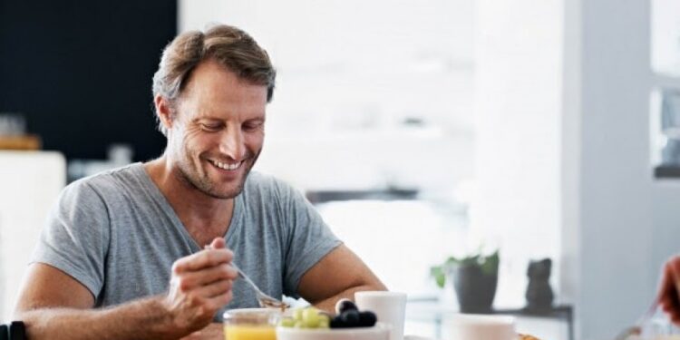 Kur është koha e duhur për të ngrënë mëngjes