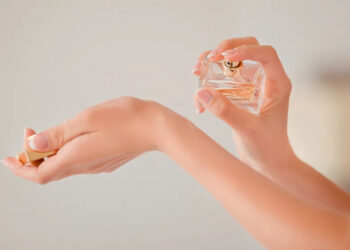 Këshilla si ta vendosni parfumin që të zgjasë më gjatë