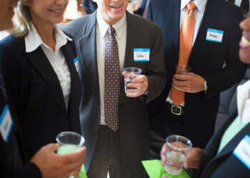 Si të prezantohesh në 15 sekonda