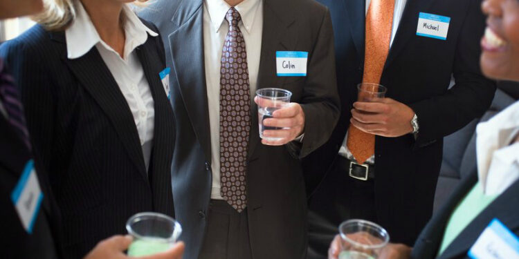 Si të prezantohesh në 15 sekonda