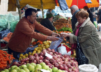 Ushqimet e importit më të lira, por në tregjet e pakicës vetëm rritje
