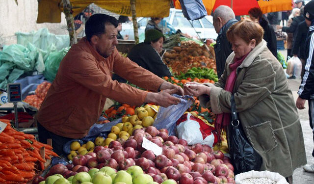 Ushqimet e importit më të lira, por në tregjet e pakicës vetëm rritje