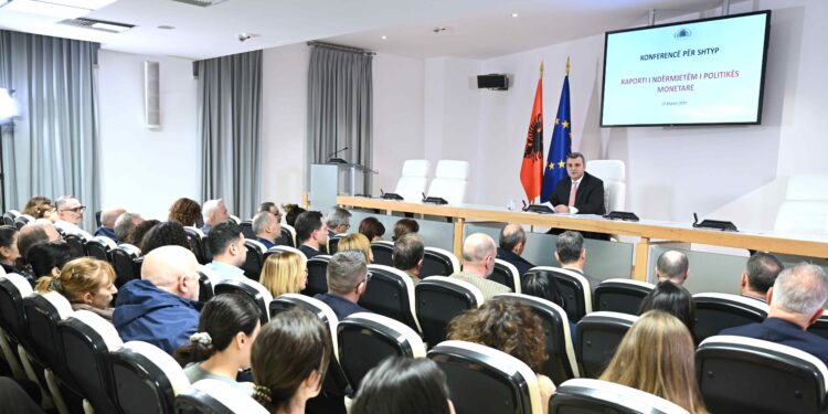 Nuk ndryshon norma bazë e interesit, Guvernatori i BSH analizon ekonominë