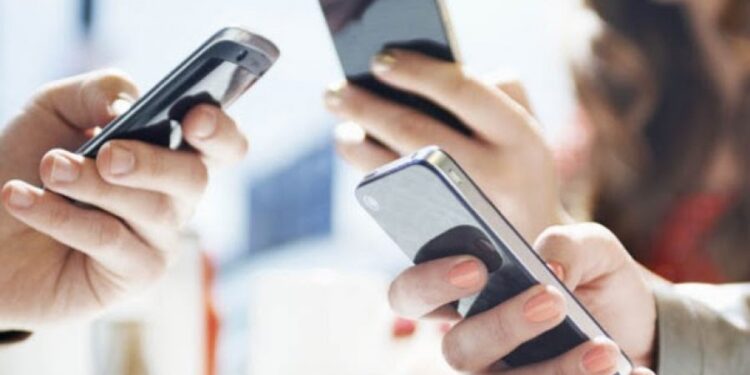 Shqiptarët me smartphone, 99.9%  e tyre hyjnë në internet nga celulari