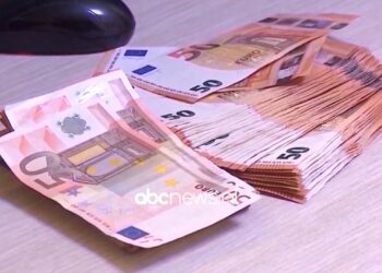 Kursi Euro-Lek arrin minimum të ri historik para festave të fundvitit