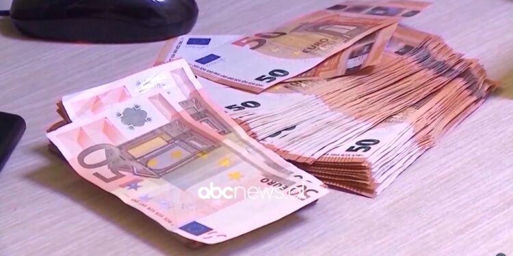 Kursi Euro-Lek arrin minimum të ri historik para festave të fundvitit