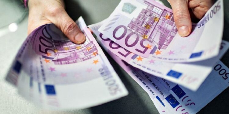 Euro në pikiatë? BSH do të tërheqë nga tregu deri në 450 milionë euro, ja kur do të ndërhyjë