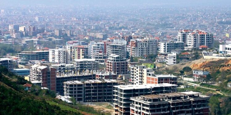 Nisin aksioni për pagat në ndërtim, zbulohet letra që Tatimet iu kanë dërguar kompanive