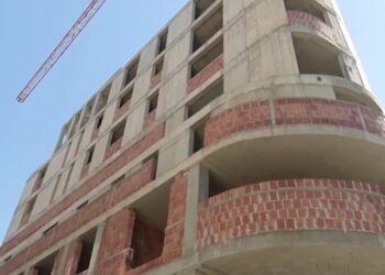 Del ligji/ Qeveria do të shesë ndërtimet pa leje të konfiskuara, si do veprohet me pronarët e truallit dhe blerësit