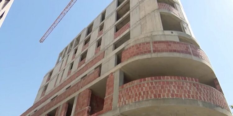 Del ligji/ Qeveria do të shesë ndërtimet pa leje të konfiskuara, si do veprohet me pronarët e truallit dhe blerësit