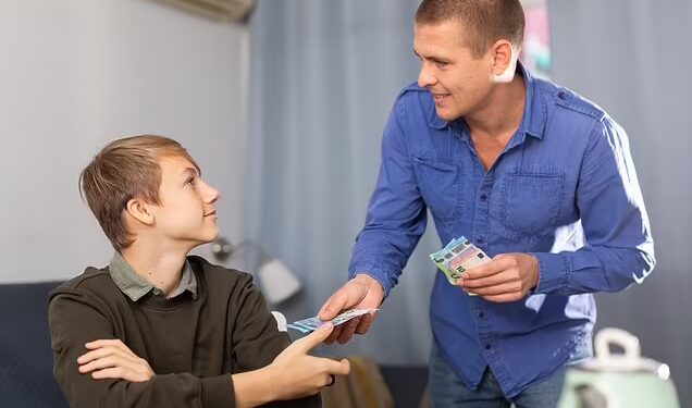 Një baba milioner zbulon 5 fjali që u mësojnë fëmijëve paranë