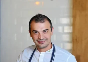 A e bën një shef kuzhine të sukseshëm vetëm eksperienca dhe titujt? Ravajol Hasani: ‘Konsumatori që nuk ndalon së kërkuari më shoqëron drejt suksesit’