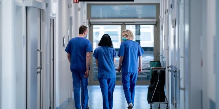 Sëmundjet rriten, fondet për shëndetësinë ulen në vlerë dhe në përqindje të PBB-së deri më 2028