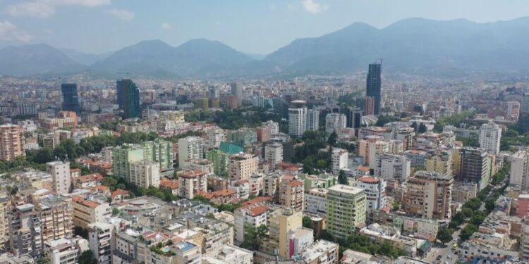 Shteti mban ekonominë, në “rënie të lirë” bujqësia dhe disa sektorë të tjerë