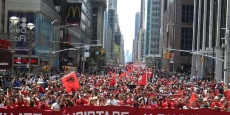 SHBA pezulloi vizat, por sa shqiptarët jetojnë në Amerikë?