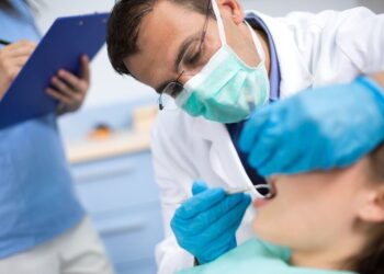 Përgjysmohet numri i të huajve që bëjnë dhëmbët dhe hundën në Shqipëri