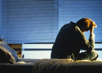 Mungesa e gjumit mund të lidhet me shtimin në peshë