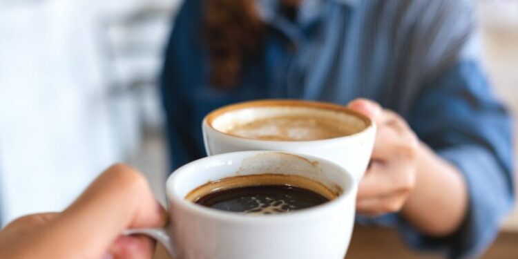 Konsumi i kafes me stomakun bosh, një ndër gabimet më të mëdha që bëjnë shqiptarët me shëndetin e tyre