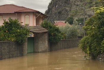 Pse ndodhin përmbytjet? KLSH gjen fajin: Punët e verës lihen për dimër