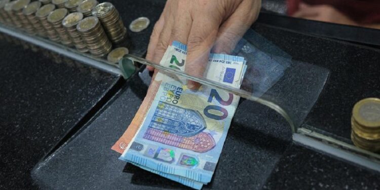 Konfliktet globale dhe paratë informale “groposin” euron, në Shqipëri prek një tjetër minimum historik