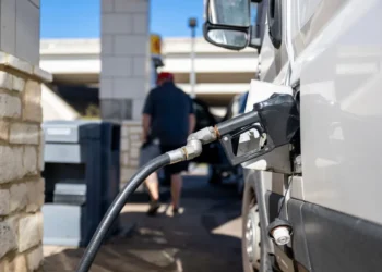 Pavarësisht Venezuelës, parashikimet thonë se 2026 do të jetë viti më i lirë për karburantin që nga Covid-19