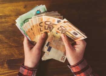 Kufizohen pagesat cash për transaksione mbi 100 mijë lekë – Rregullat e reja për bizneset dhe individët, kush preket