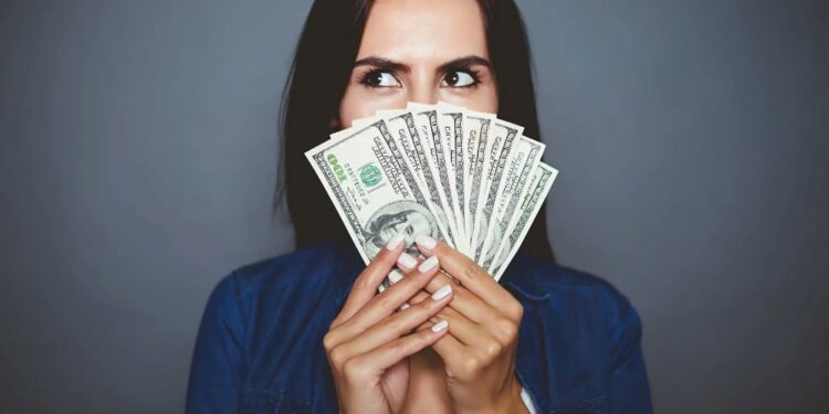 Personat e hapur shpenzojnë më shumë para, edhe kur s’i kanë