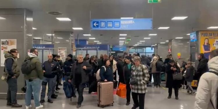 Vonesa me udhëtimet, qindra shqiptarë të bllokuar në aeroportet italiane