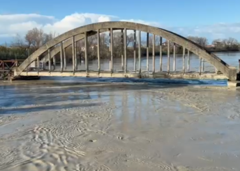 Vjosa del sërish nga shtrati pranë Urës së Mifolit, rrezik rritjeje deri në 9 metra
