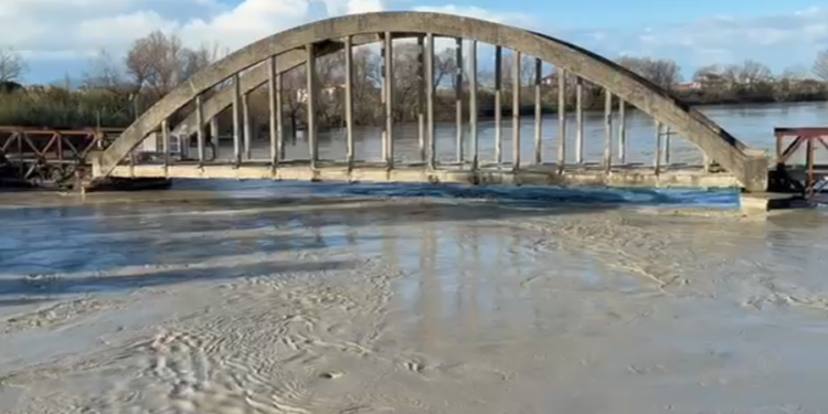 Vjosa del sërish nga shtrati pranë Urës së Mifolit, rrezik rritjeje deri në 9 metra