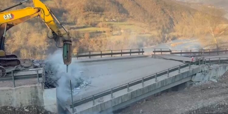 Bllokimi i Librazhd-Përrenjas, furgonat shtrenjtojnë çmimin e biletës deri 40%