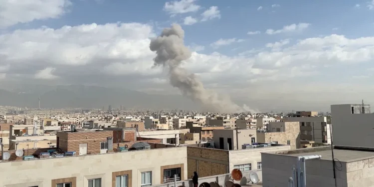 SHBA dhe Izraeli sulmojnë Iranin