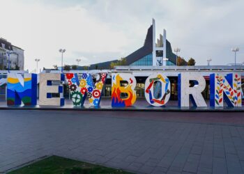 Pavarësia e Kosovës, 18-vjetori i ndarë mes Prishtinës dhe kërkimit të drejtësisë në Hagë