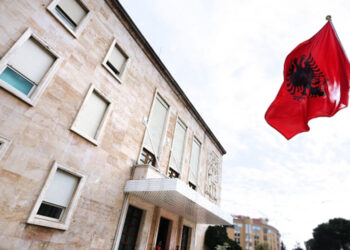 Qeveria miraton indeksimin e pagave të administratës. Ja kush përfiton