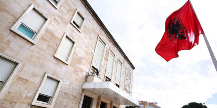 Qeveria miraton indeksimin e pagave të administratës. Ja kush përfiton