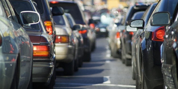 Shumë trafik e ndotje, pak njerëz, por mbetemi ndër të fundit në Europë për veturat/banorë në 2024