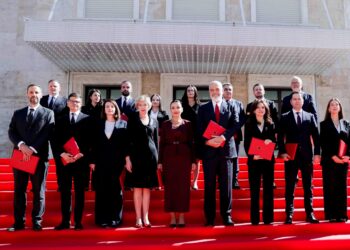 Ndryshon qeveria. Ja kush janë ministrat që ikin dhe ata që vijnë…