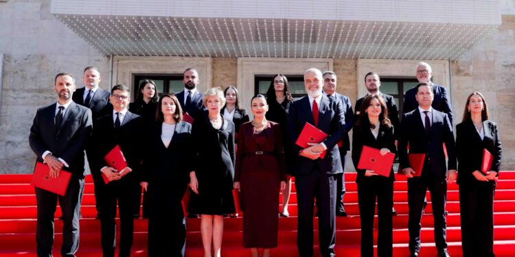 Ndryshon qeveria. Ja kush janë ministrat që ikin dhe ata që vijnë…