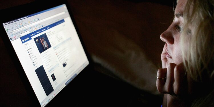 Mediet sociale dëmtojnë shëndetin mendor të adoleshentëve, thotë studimi