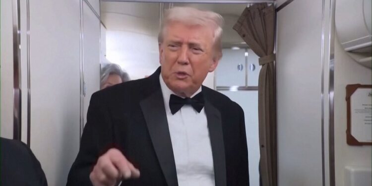 Trump vendos tarifa deri në 25% për importet e naftës nga Irani