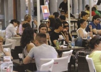 Të rinjtë nuk pinë më alkool, konsumi në bare dhe restorante nuk po arrin të rikuperohet