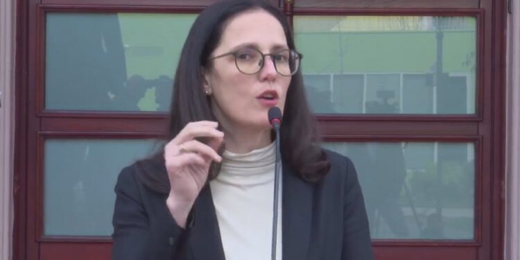 Rritja e çmimit të karburanteve, ministrja Ibrahimaj: Po monitorojmë çdo ditë tregun