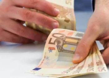 Euro prek minimumin e ri historik, zbret në 95 lekë