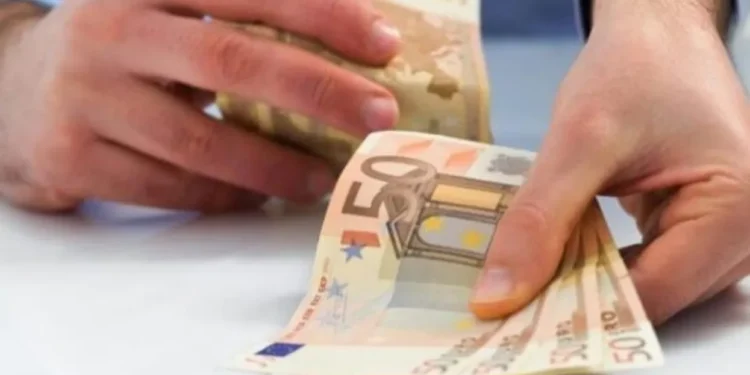 Euro prek minimumin e ri historik, zbret në 95 lekë